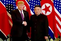 Video cú bắt tay đầu tiên của hai ông Trump và Kim tại Hà Nội