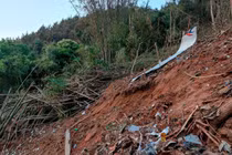 “Không có dấu hiệu sống” sau vụ máy bay Trung Quốc rơi 