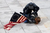 Bốn người chết, 52 người bị bắt sau vụ ập vào Quốc hội Mỹ