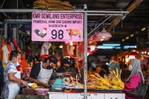 Xem Covid-19 như bệnh đặc hữu, Malaysia từng bước mở cửa kinh tế