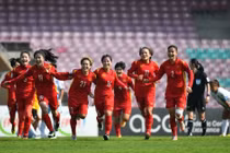 Hà Nội tặng 1 tỷ đồng cho tuyển nữ Việt Nam 