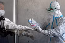 Nhật Bản yêu cầu Trung Quốc dừng lấy mẫu xét nghiệm COVID-19 từ hậu môn