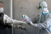 Nhật Bản yêu cầu Trung Quốc dừng lấy mẫu xét nghiệm COVID-19 từ hậu môn