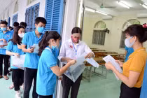 Thí sinh dự thi tốt nghiệp trung học phổ thông. (Ảnh: TTXVN)