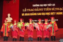 Phản biện đào tạo Tiến sĩ: Nhà khoa học hay anh hùng núp?