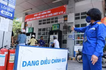 Giá xăng giảm lần đầu tiên sau 5 tháng