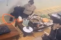 Cô gái dùng áo khoác trộm túi xách trong quán ăn