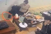 Cô gái dùng áo khoác trộm túi xách trong quán ăn