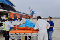 Mắc uốn ván nặng, ngư dân từ đảo Song Tử Tây được đưa về đất liền 