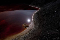 Sửng sốt trăng tròn in bóng trong hồ máu đỏ tựa sao Hỏa