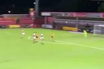 Thủ môn ghi bàn thắng từ... vạch phát bóng