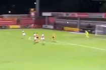 Thủ môn ghi bàn thắng từ... vạch phát bóng