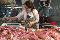 Thịt lợn cao chót vót, dân bớt khẩu phần, chợ ế chưa từng có