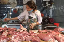 Thịt lợn cao chót vót, dân bớt khẩu phần, chợ ế chưa từng có