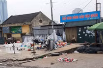 Chợ đêm Văn Quán: Sau họp chợ, rác tràn ngập khắp nơi