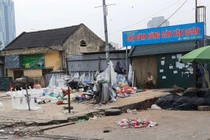 Chợ đêm Văn Quán: Sau họp chợ, rác tràn ngập khắp nơi