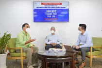 Phó Chủ tịch UBND TPHCM Võ Văn Hoan đối thoại với người dân tại buổi livestream.