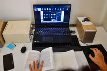 Sinh viên bị đuổi khỏi lớp học online vì nhờ thầy giảng lại bài?