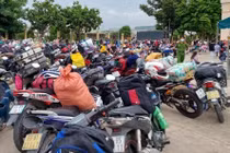 Cả ngàn công nhân lao động lỉnh kỉnh đồ đạc về quê. Ảnh: Công an cung cấp.