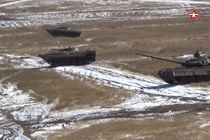 Video: Quân đội Nga diễn tập chiến đấu với pháo phản lực nhiệt áp và tăng T-80BV