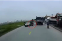 Rùng mình xem xe máy lạng lách giữa 2 làn xe