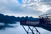 Yêu cầu thay tấm kính nứt vỡ ở cầu kính cao nhất Việt Nam