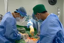 Đi làm đồng bị trúng đạn lạc xuyên dương vật