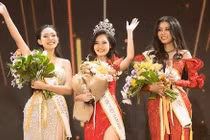 Nông Thúy Hằng (giữa) trong đêm đăng quang. Ảnh: Hoa hậu các dân tộc Việt Nam