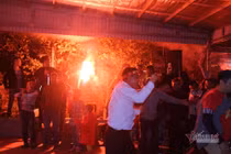 Việt Nam vô địch SEA Games, vỡ òa cảm xúc tại nhà các cầu thủ