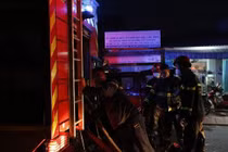 Lực lượng chức năng có mặt kịp thời, khống chế vụ cháy tại Công ty CP Kỹ nghệ thực phẩm Việt Sin.