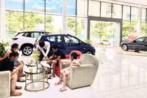 Tìm đủ cách xoay xở, đại lý ô tô vẫn vắng hoe 