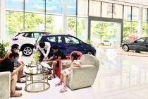 Tìm đủ cách xoay xở, đại lý ô tô vẫn vắng hoe 