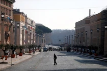 Người đàn ông nhiễm virus vì đi ngoại tình, cả thị trấn phải cách ly