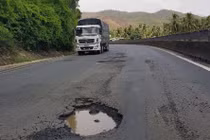 Quốc lộ 1 mở rộng xuất hiện “ổ trâu”: Nguyên nhân từ việc Bộ GTVT điều chỉnh thiết kế thiếu cơ sở