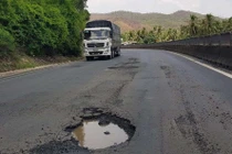 Quốc lộ 1 mở rộng xuất hiện “ổ trâu”: Nguyên nhân từ việc Bộ GTVT điều chỉnh thiết kế thiếu cơ sở