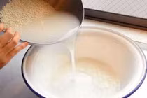 Nước vo gạo làm sạch xoong nồi