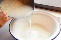 Nước vo gạo làm sạch xoong nồi