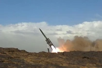 Chiến trường Yemen: Doanh trại Liên quân ở Ma'rib nổ tung vì tên lửa Houthi 