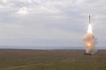 Quân đội Nga phóng tên lửa Onyx tấn công sân bay quân sự gần Odessa.