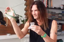 “Dị nhân” tự tiêm nọc độc rắn vào người