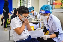 Tỉ lệ tiêm vắc xin cho trẻ từ 5 đến dưới 12 tuổi đạt tỉ lệ khá thấp do tâm lý người dân