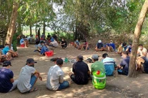 Nhóm người đánh bạc bị công an bắt giữ tại hiện trường.