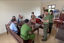 Cơ quan điều tra đọc quyết định khởi tố bị can Vũ Thị Hạnh. Ảnh: Công an tỉnh Nam Định.