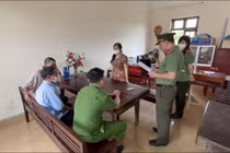 Cơ quan điều tra đọc quyết định khởi tố bị can Vũ Thị Hạnh. Ảnh: Công an tỉnh Nam Định.