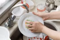 Chọn nước rửa bát hữu cơ