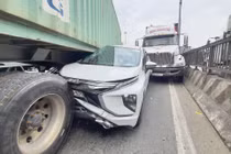 Ô tô bị ép chặt giữa 2 xe container, tài xế thoát chết trong gang tấc