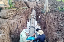 Nhân viên SocTrang Waco lắp đặt đường ống cung cấp nước sạch cho người dân. Ảnh: Nhật Tân.