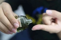 Nhỏ vài giọt dầu gió lên bụng trước khi ngủ và xoa đều: Tác dụng mang lại sẽ rất tuyệt vời