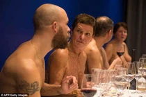 Quán ăn “khỏa thân” duy nhất của thành phố Paris