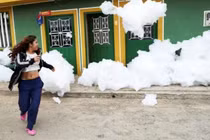 Colombia: Bọt trắng như mây tràn vào thị trấn Bogota